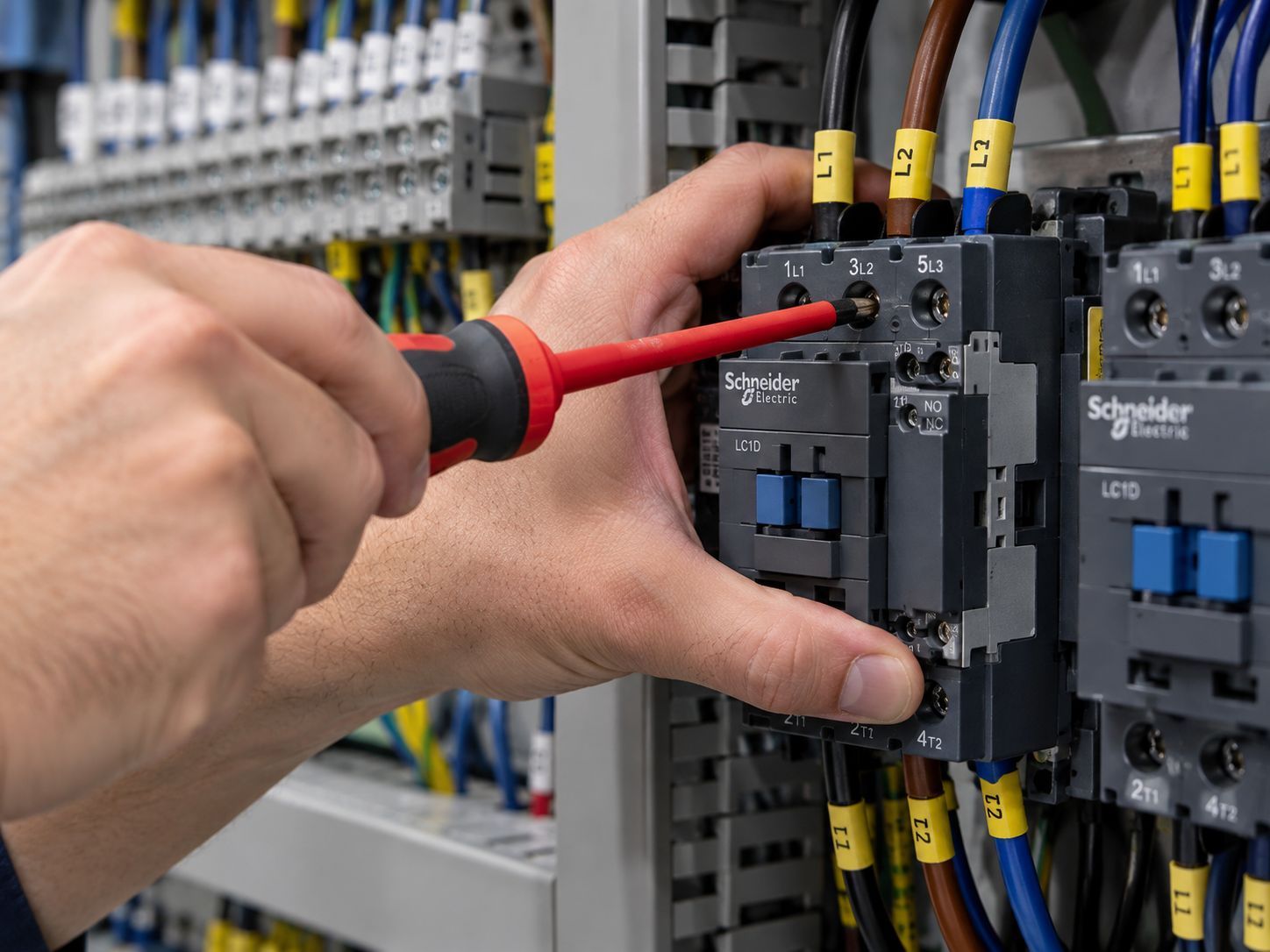 Verificación del apriete de un contactor durante las pruebas